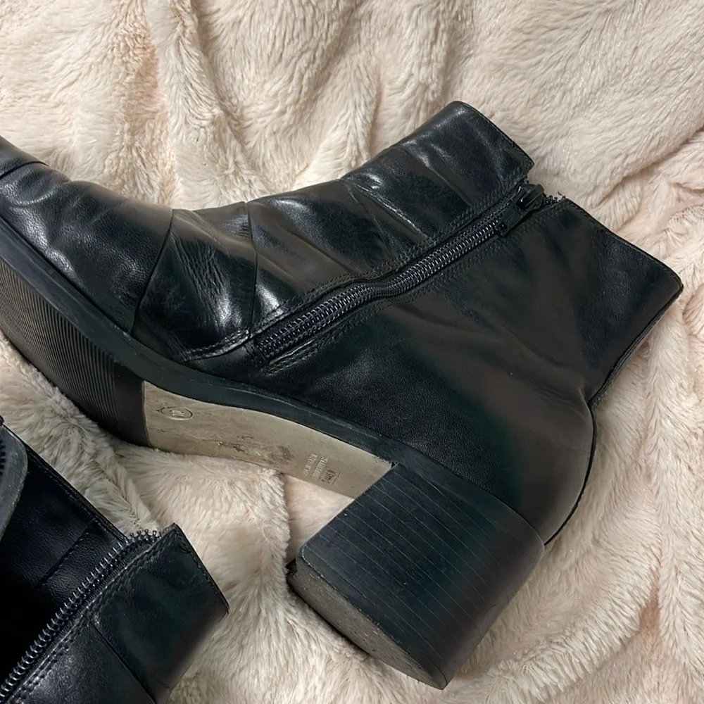 VINTAGE DIBA TRUE BLACK LEATHER DETAIL ANKLE BOOTS WITH A STACK HEEL SIZE 10M